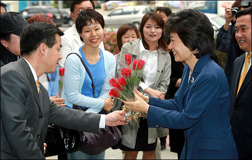 박근혜 한나라당 의원이 당원 간담회 행사장 앞에서 박사모 회원들로부터 장미꽃을 선물받고 있다. 